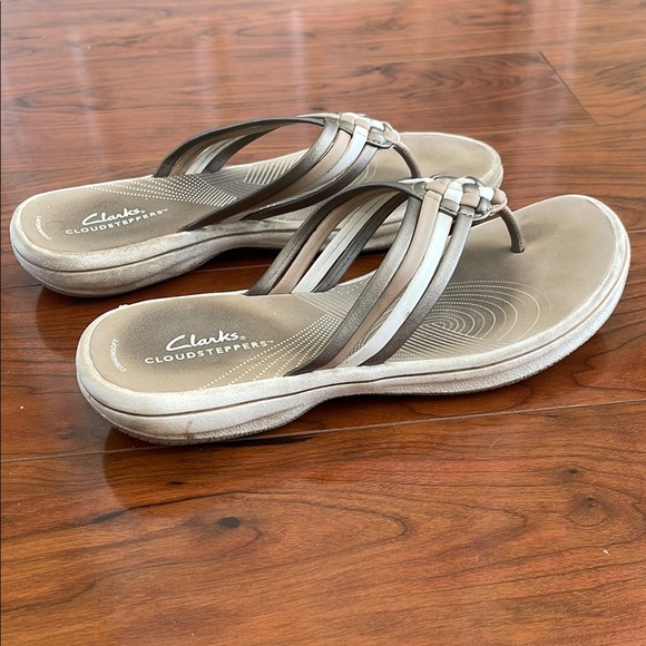 Clarks Women's Cloudsteppers Cushion Soft Tan and Cream Flip Flop Sandals - Picture 2 of 5